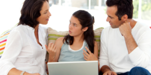 Eltern und Kind mit digitalem Gerät