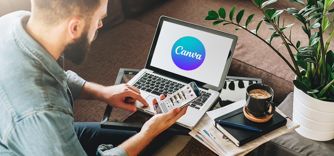 Mann am Smartphone und PC arbeitet mit Canva